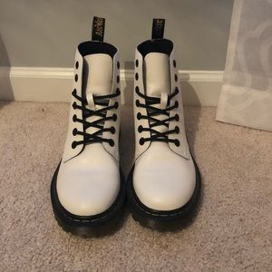 Dr. Martens 7 Eye Boot